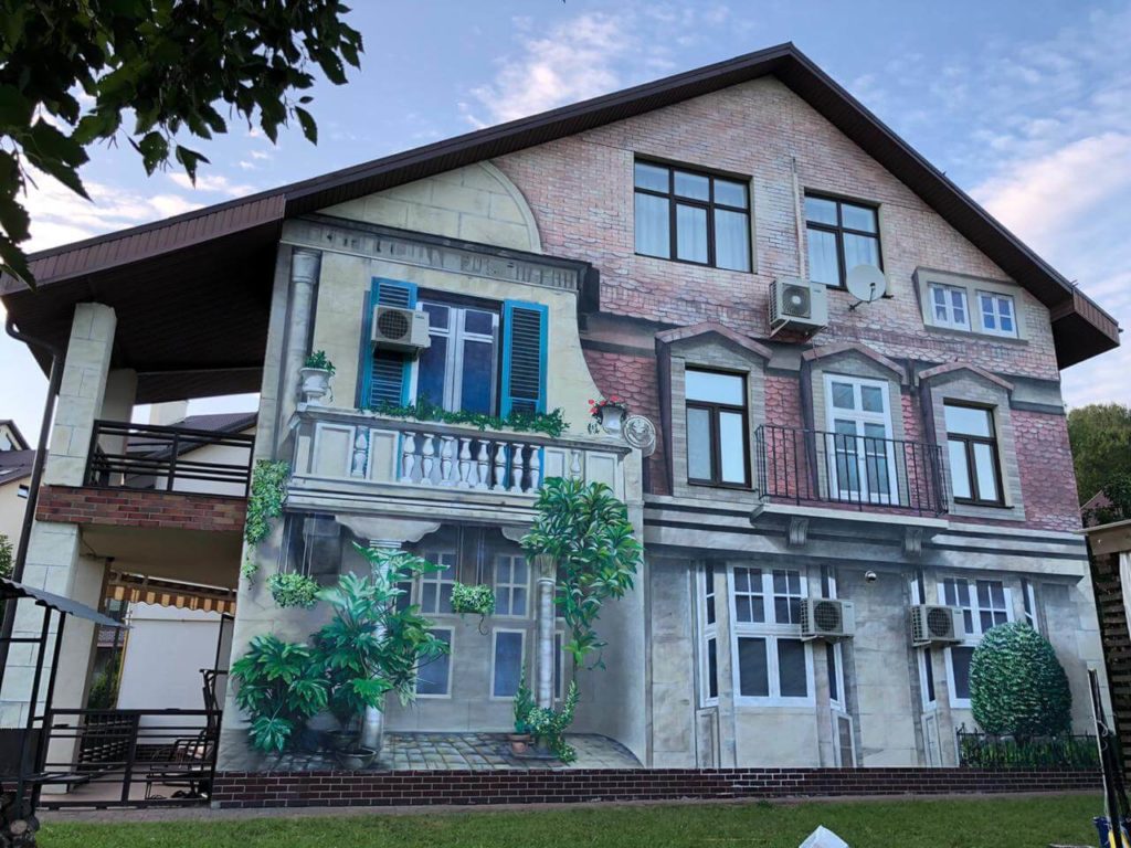 Дом с росписью на фасаде